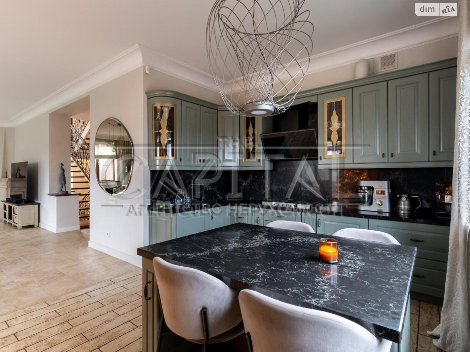 трехэтажный дом с отоплением, 564.3 кв. м, кирпич. Продажа в Зазимье фото 1