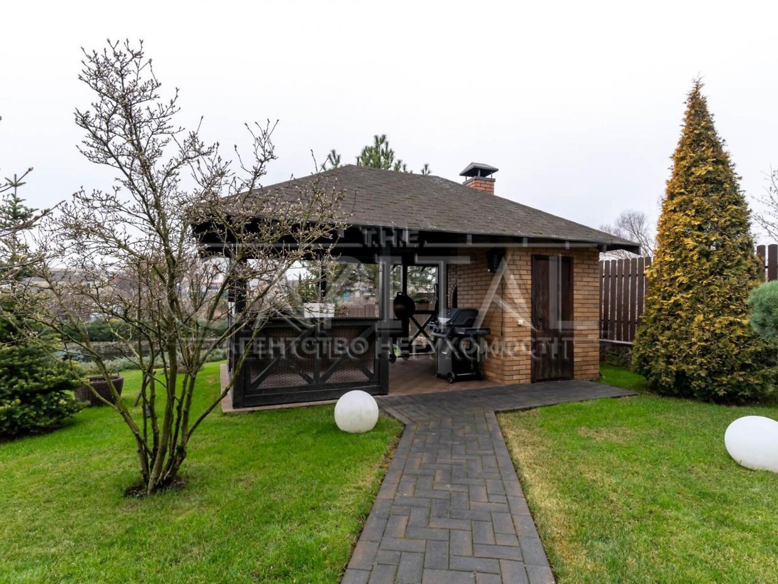 трехэтажный дом с отоплением, 564.3 кв. м, кирпич. Продажа в Зазимье фото 1