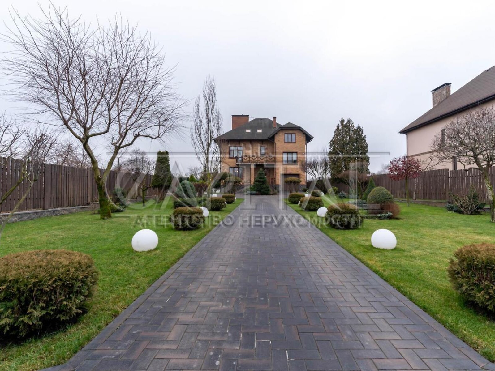 трехэтажный дом с отоплением, 564.3 кв. м, кирпич. Продажа в Зазимье фото 1