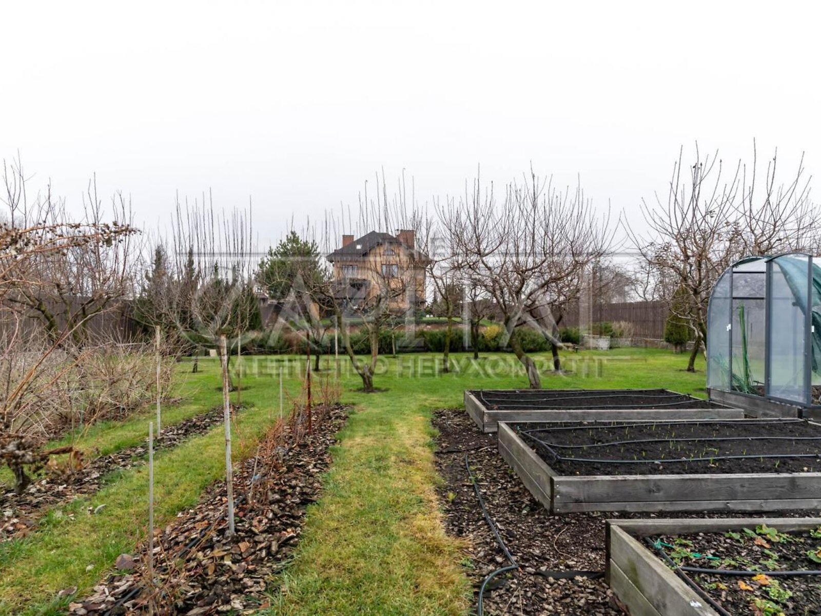 трехэтажный дом с отоплением, 564.3 кв. м, кирпич. Продажа в Зазимье фото 1