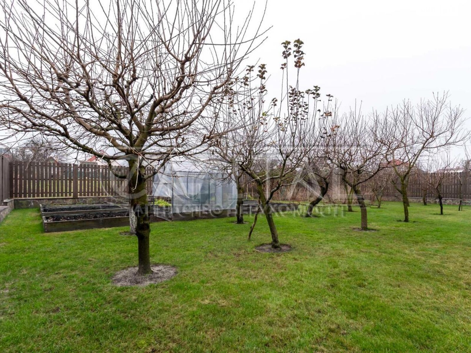 трехэтажный дом с отоплением, 564.3 кв. м, кирпич. Продажа в Зазимье фото 1