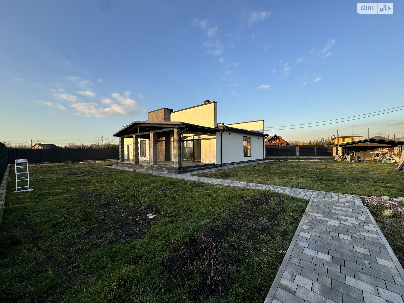 одноэтажный дом с гаражом, 161 кв. м, кирпич. Продажа в Зазимье фото 1