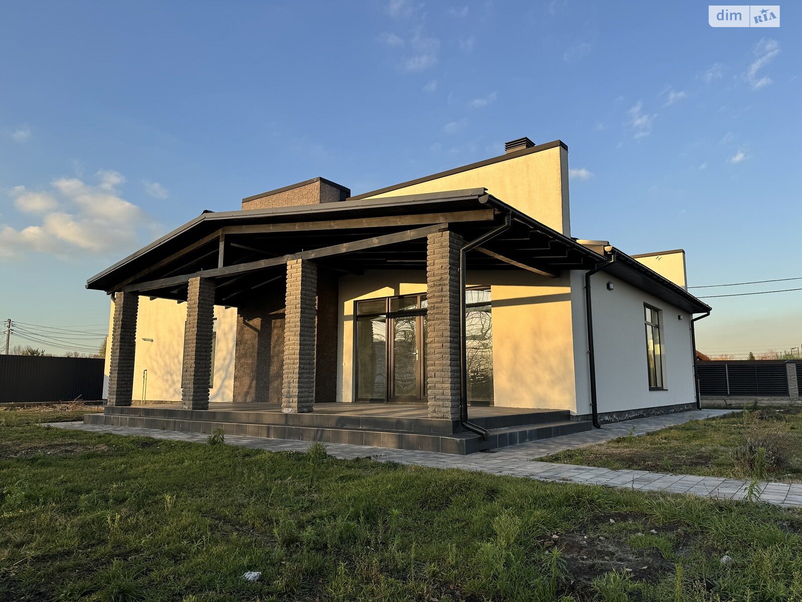 одноэтажный дом с гаражом, 161 кв. м, кирпич. Продажа в Зазимье фото 1