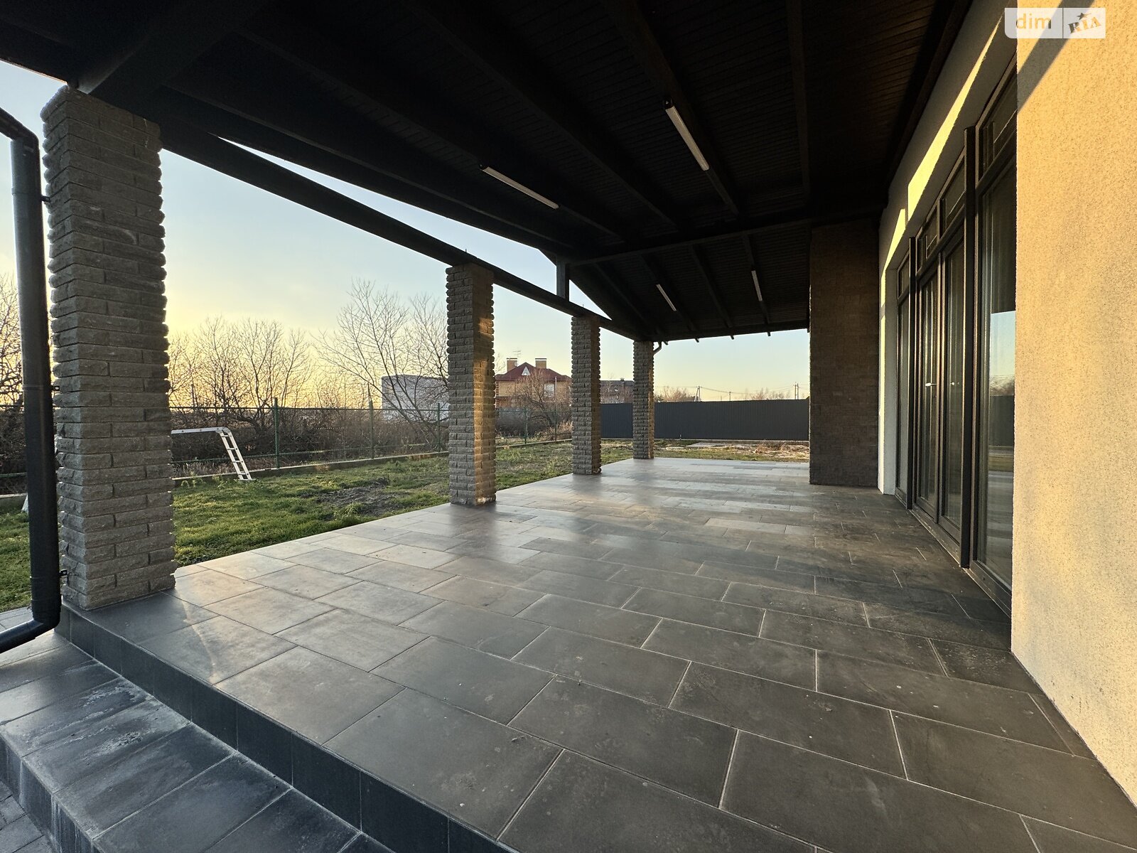 одноэтажный дом с гаражом, 161 кв. м, кирпич. Продажа в Зазимье фото 1