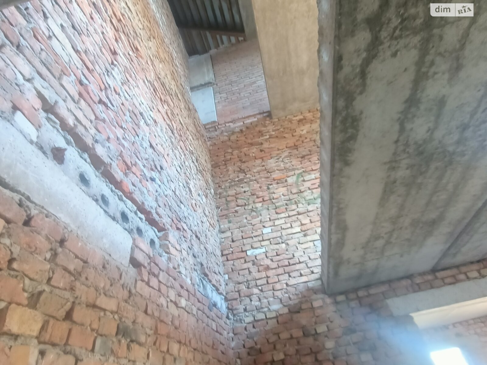 триповерховий будинок з мансардою, 500 кв. м, кирпич. Продаж у Золочеві фото 1 триповерховий будинок з мансардою, 500 кв. м, кирпич. Продаж у Золочеві фото 1