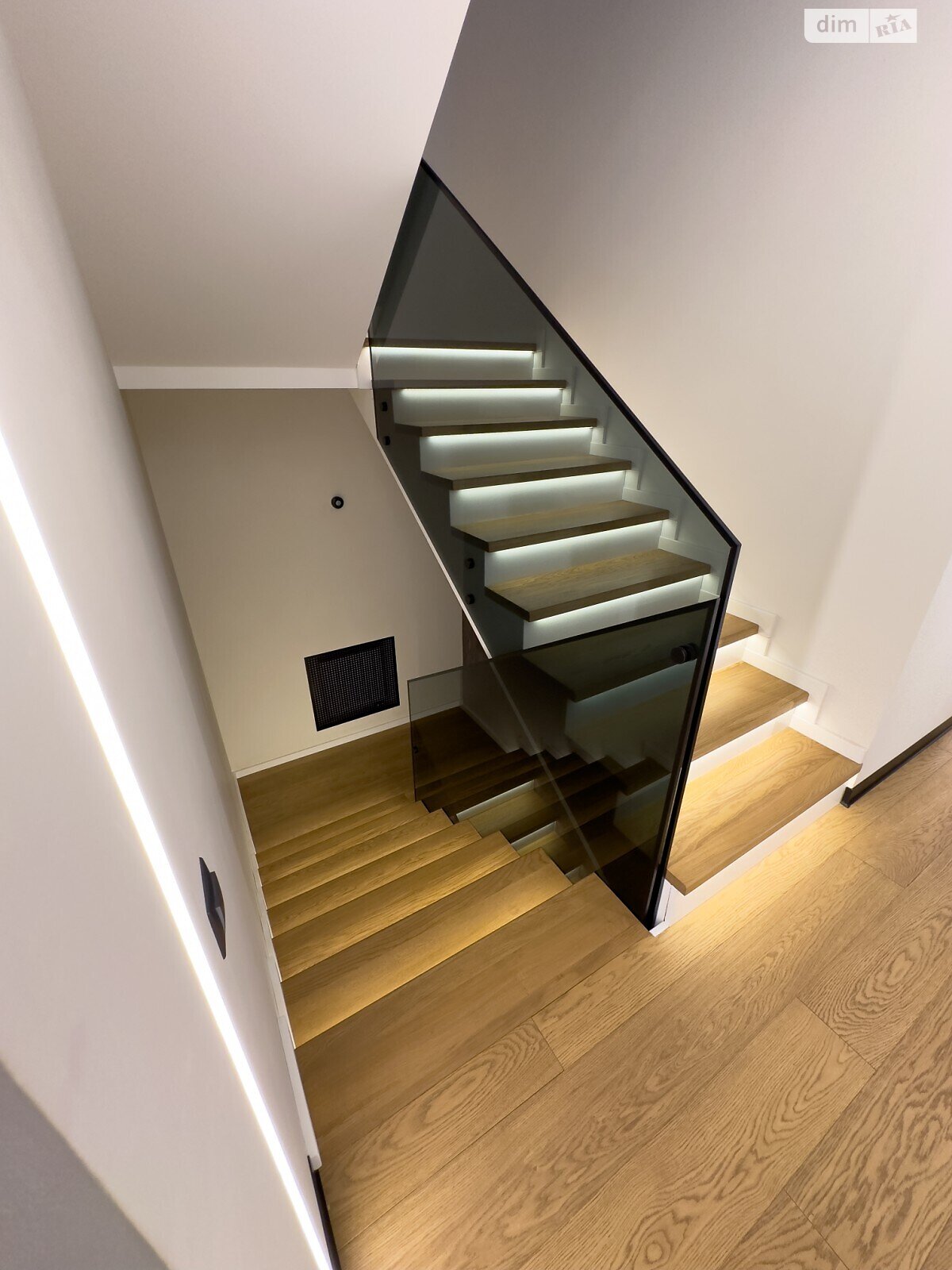 двухэтажный дом с балконом, 162.2 кв. м, кирпич. Продажа в Зубре фото 1