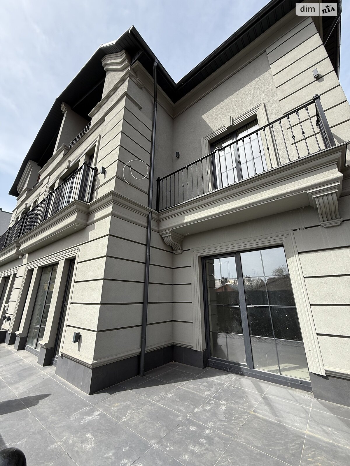 триповерховий дуплекс, 340 кв. м, кирпич. Продаж у Чернівцях фото 1 триповерховий дуплекс, 340 кв. м, кирпич. Продаж у Чернівцях фото 1