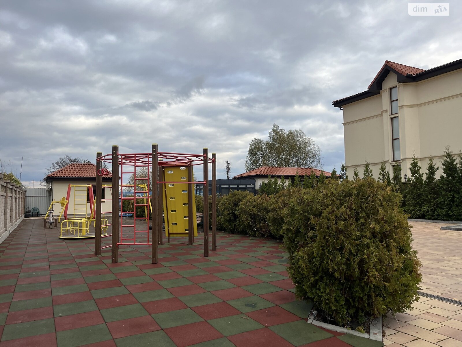 двухэтажный дуплекс, 150 кв. м, кирпич. Продажа в Подгорцах фото 1