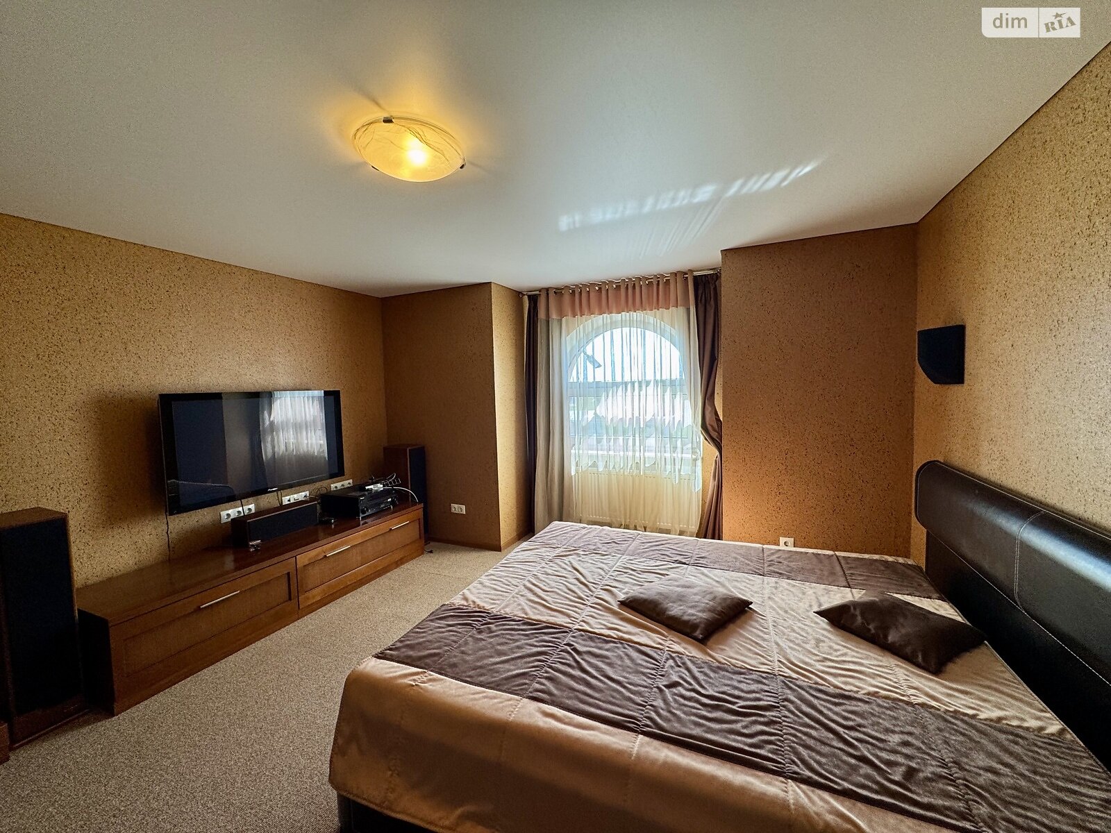 трехэтажный дуплекс, 241 кв. м, кирпич. Продажа в Ровно район Центр фото 1 трехэтажный дуплекс, 241 кв. м, кирпич. Продажа в Ровно район Центр фото 1