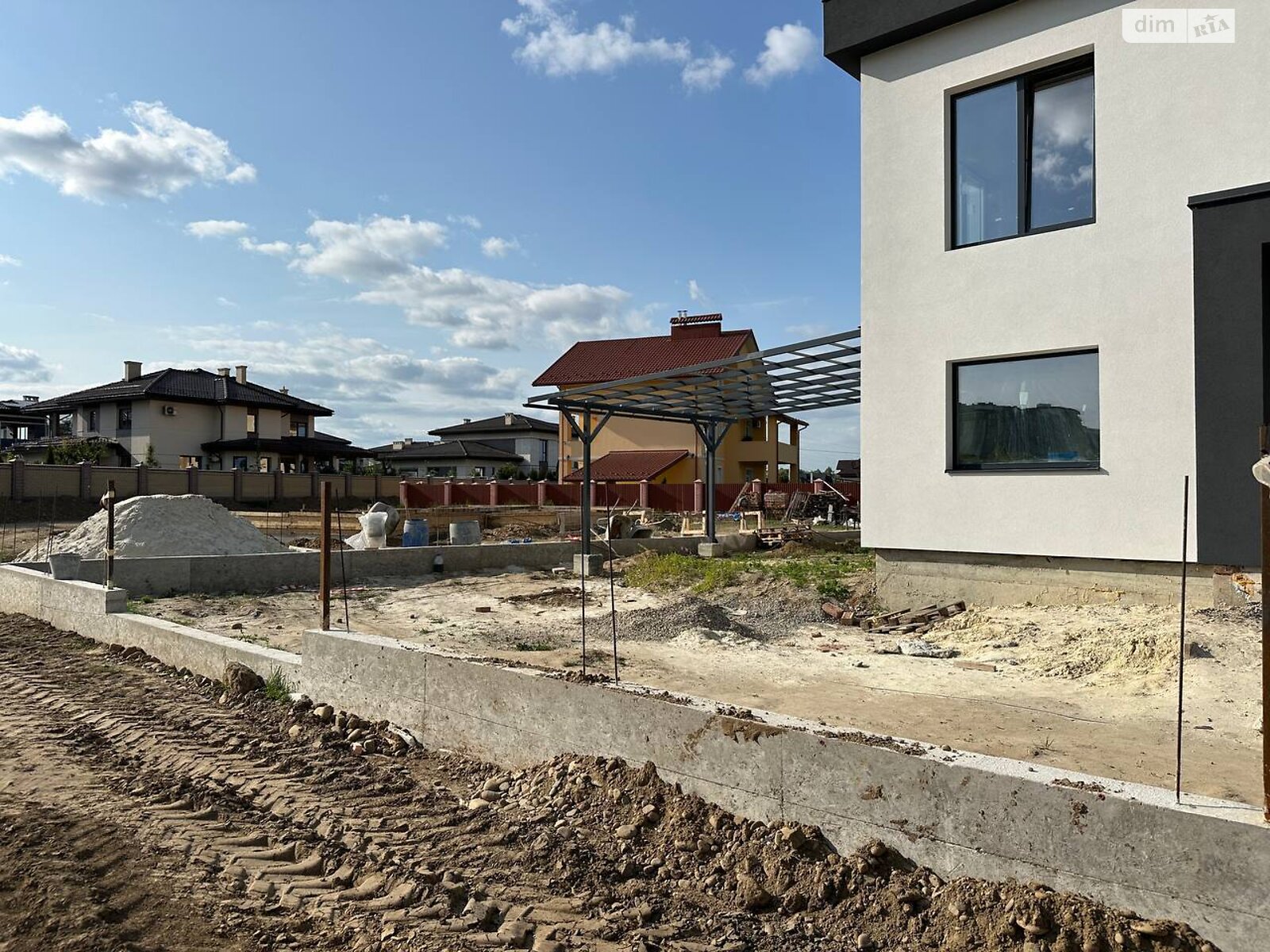 двухэтажный дуплекс, 179 кв. м, кирпич. Продажа в Угорниках фото 1 двухэтажный дуплекс, 179 кв. м, кирпич. Продажа в Угорниках фото 1