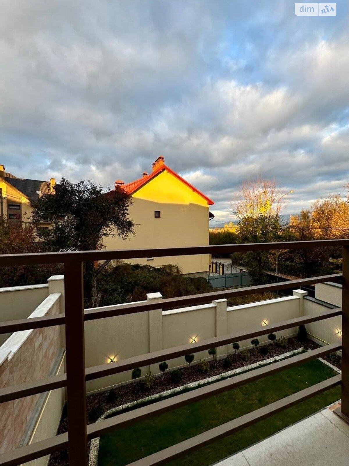 трехэтажный дуплекс, 138 кв. м, кирпич. Продажа в Ужгороде район Центр фото 1