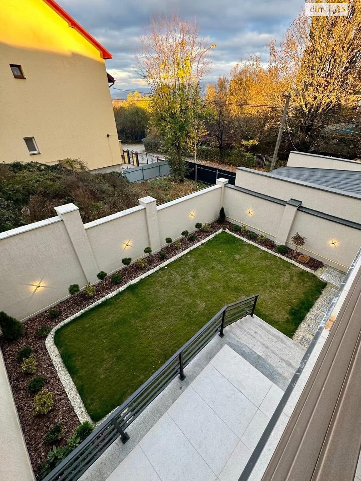 трехэтажный дуплекс, 138 кв. м, кирпич. Продажа в Ужгороде район Центр фото 1