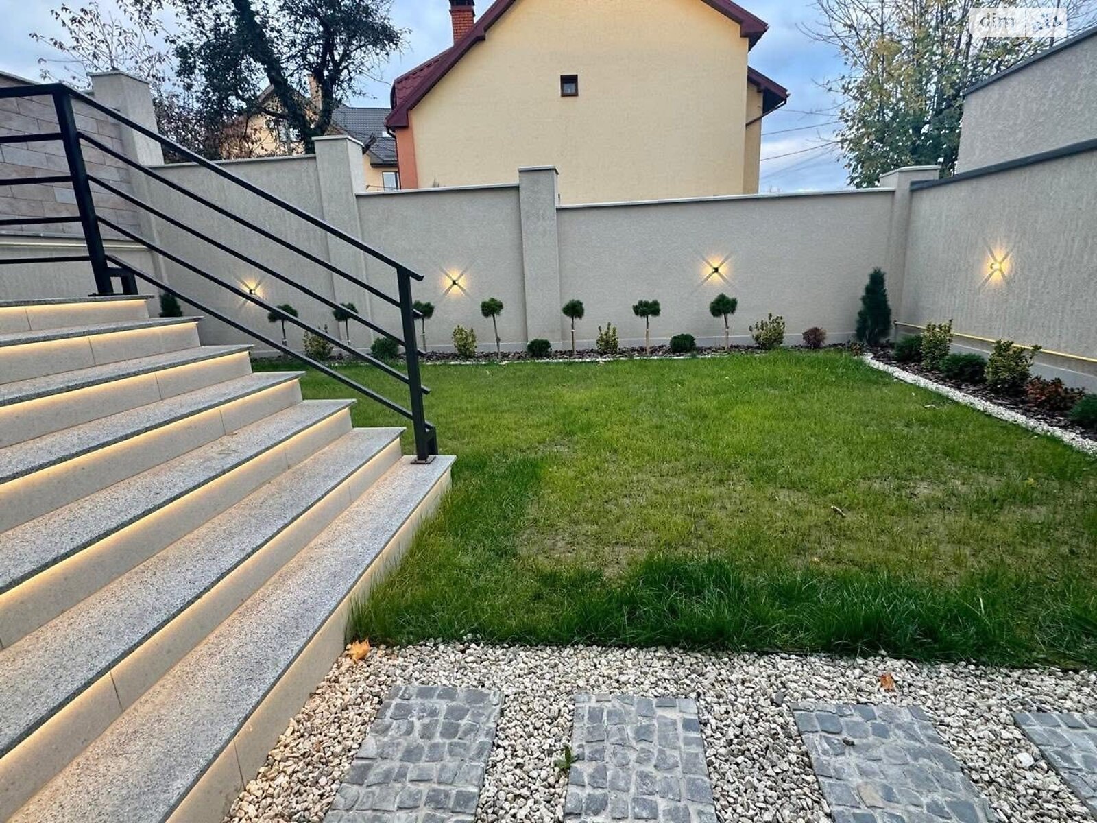 трехэтажный дуплекс, 138 кв. м, кирпич. Продажа в Ужгороде район Центр фото 1