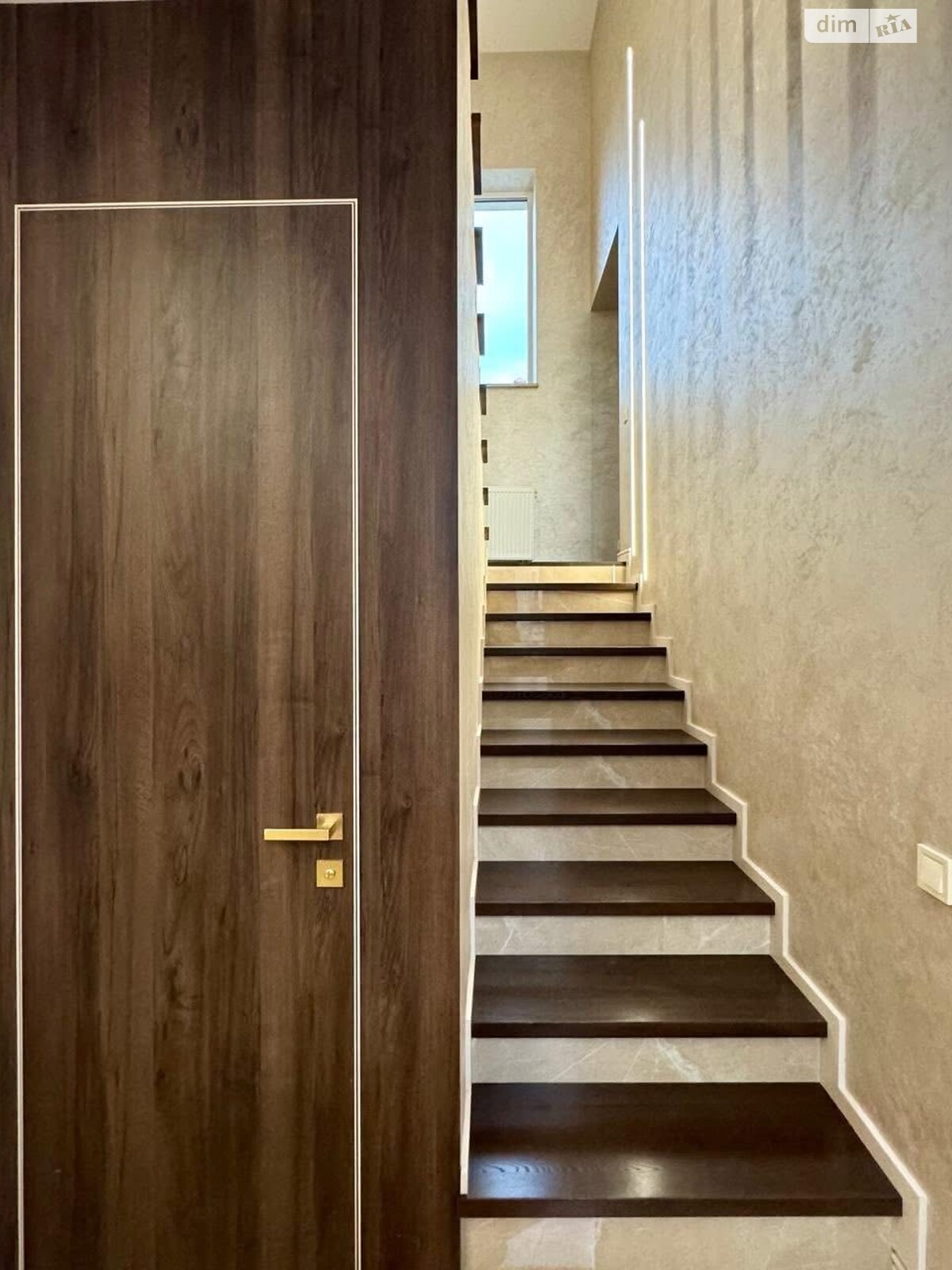 трехэтажный дуплекс, 138 кв. м, кирпич. Продажа в Ужгороде район Центр фото 1