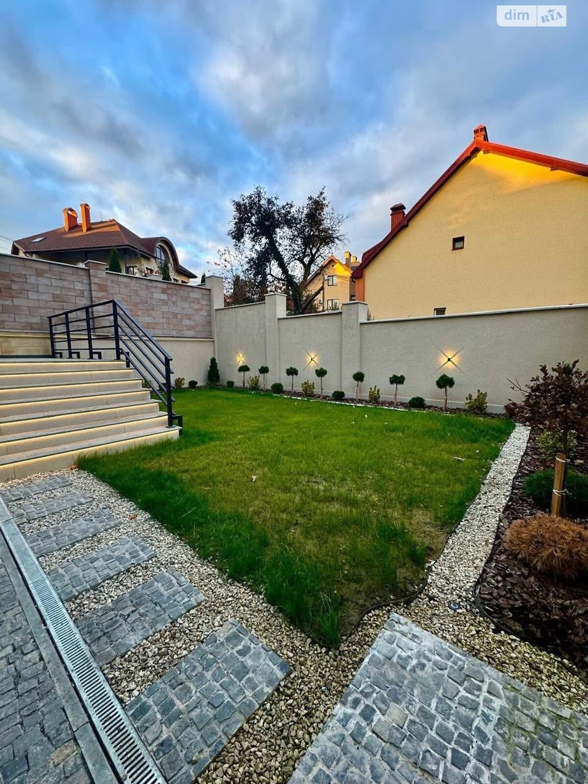 трехэтажный дуплекс, 138 кв. м, кирпич. Продажа в Ужгороде район Центр фото 1