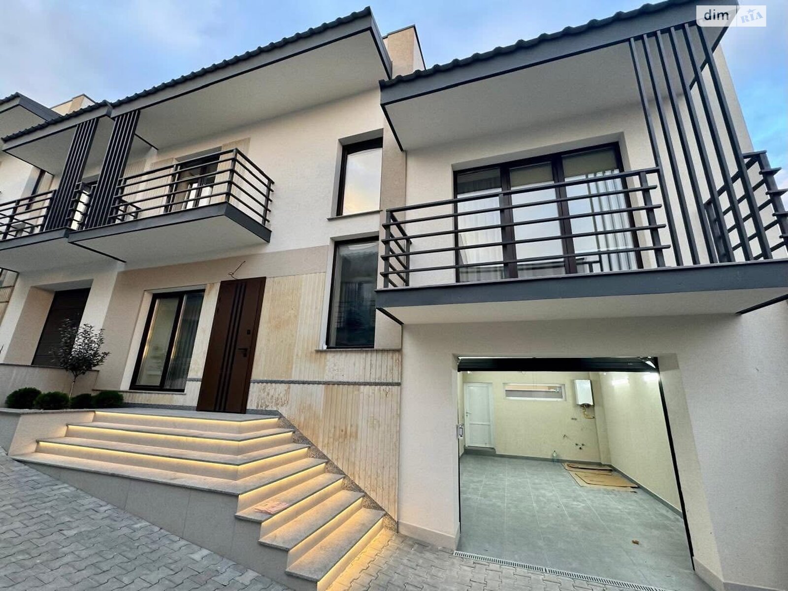 трехэтажный дуплекс, 138 кв. м, кирпич. Продажа в Ужгороде район Центр фото 1