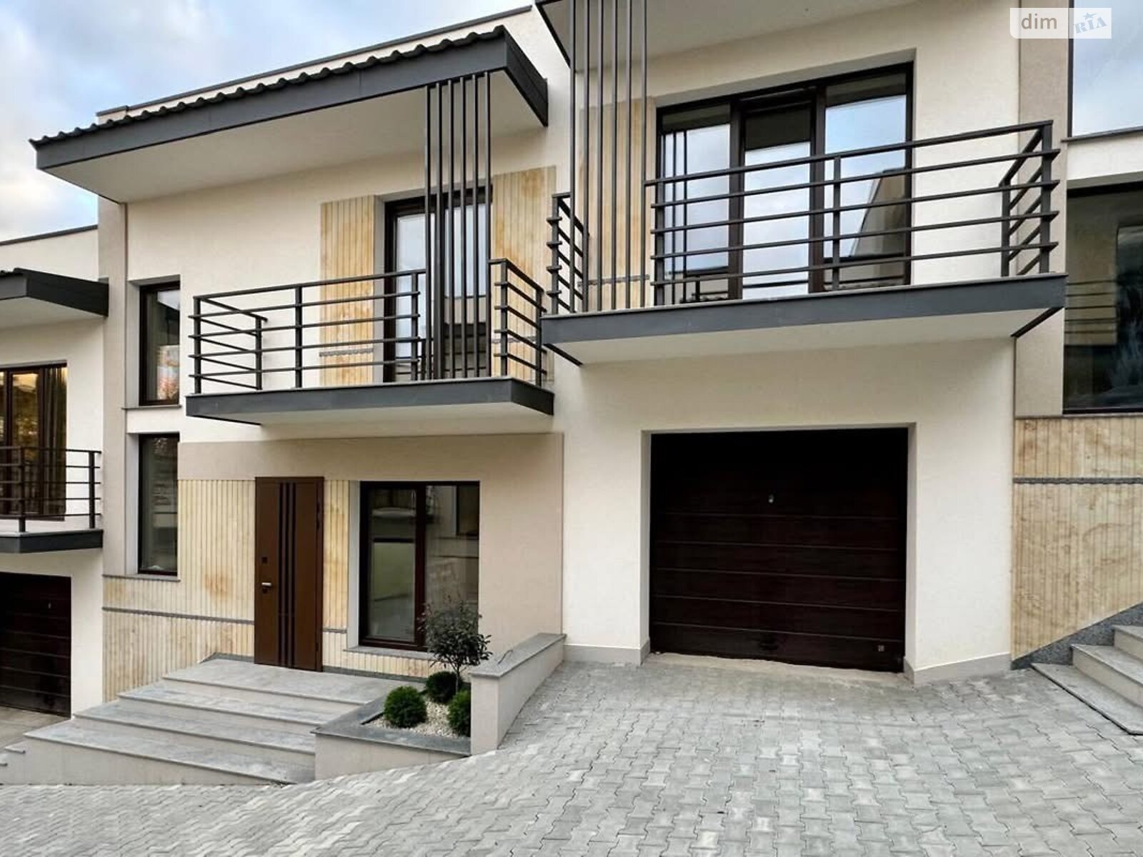 трехэтажный дуплекс, 138 кв. м, кирпич. Продажа в Ужгороде район Центр фото 1