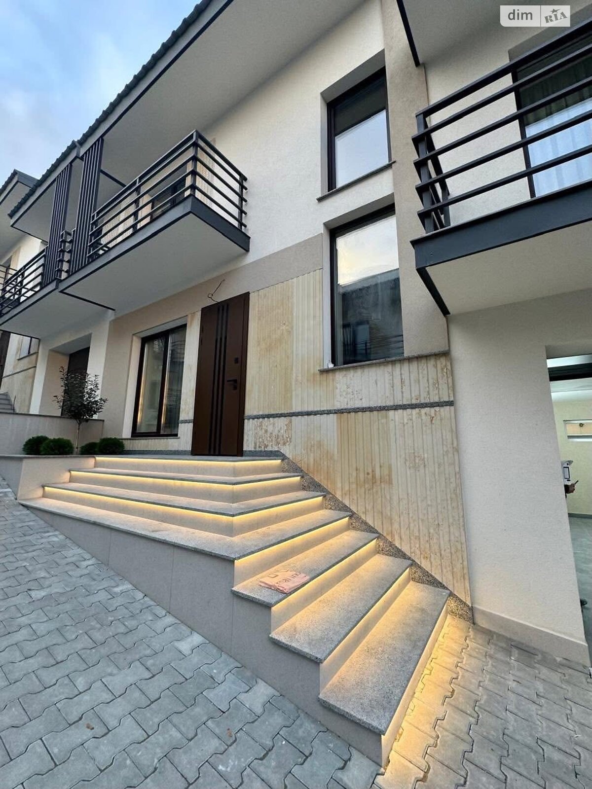 трехэтажный дуплекс, 138 кв. м, кирпич. Продажа в Ужгороде район Центр фото 1