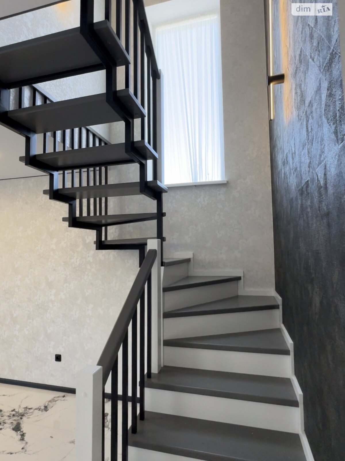 двухэтажный дуплекс, 105 кв. м, кирпич. Продажа в Зарванцах фото 1