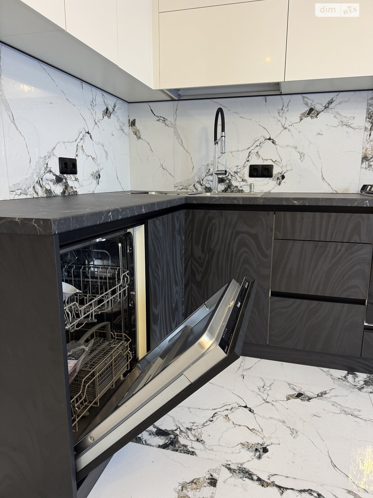 двухэтажный дуплекс, 105 кв. м, кирпич. Продажа в Зарванцах фото 1