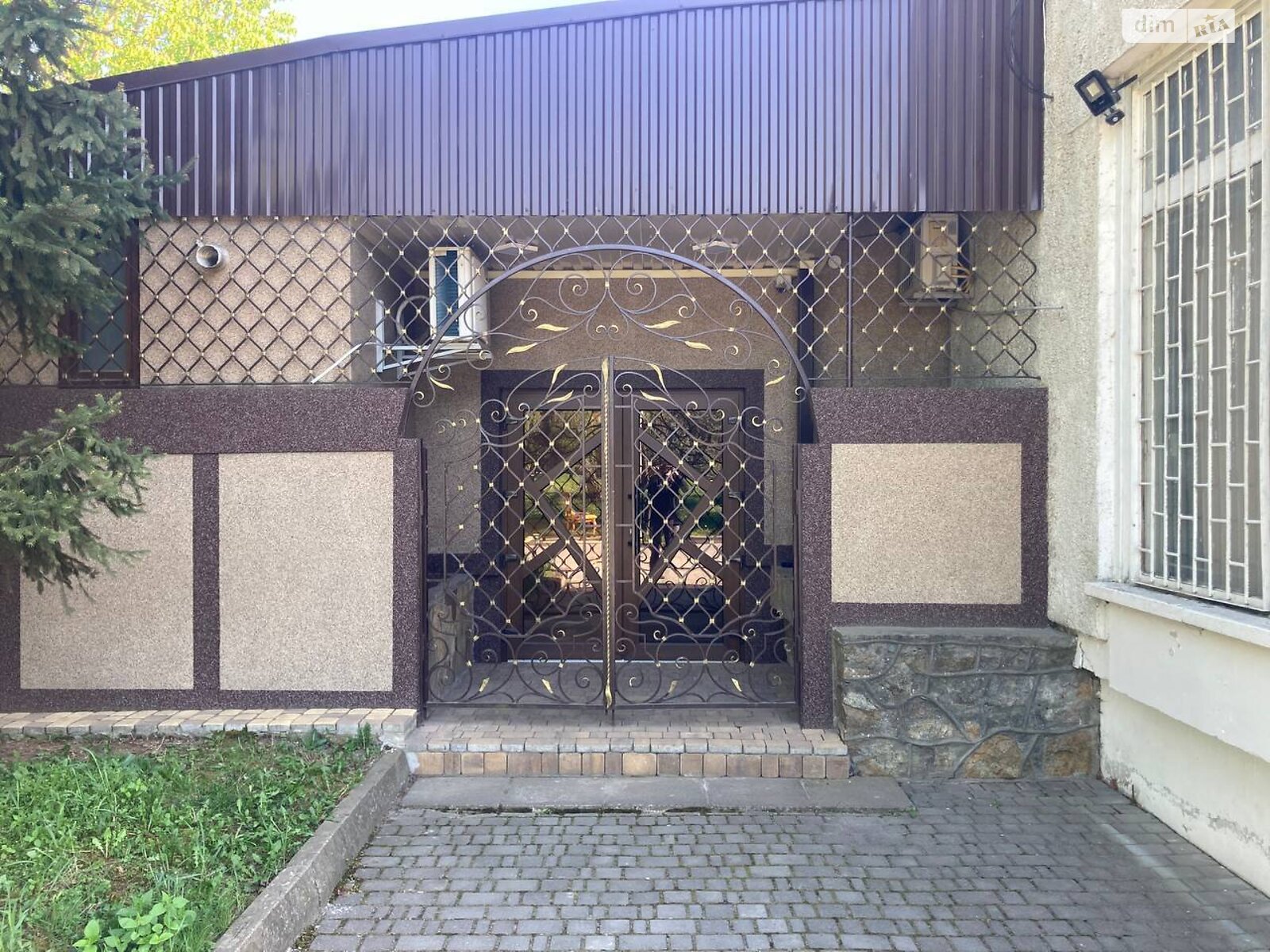 Комерційне приміщення в Барі, Пам’яті площа, ціна продажу: 320 000 доларів за об’єкт фото 1 Комерційне приміщення в Барі, Пам’яті площа, ціна продажу: 320 000 доларів за об’єкт фото 1