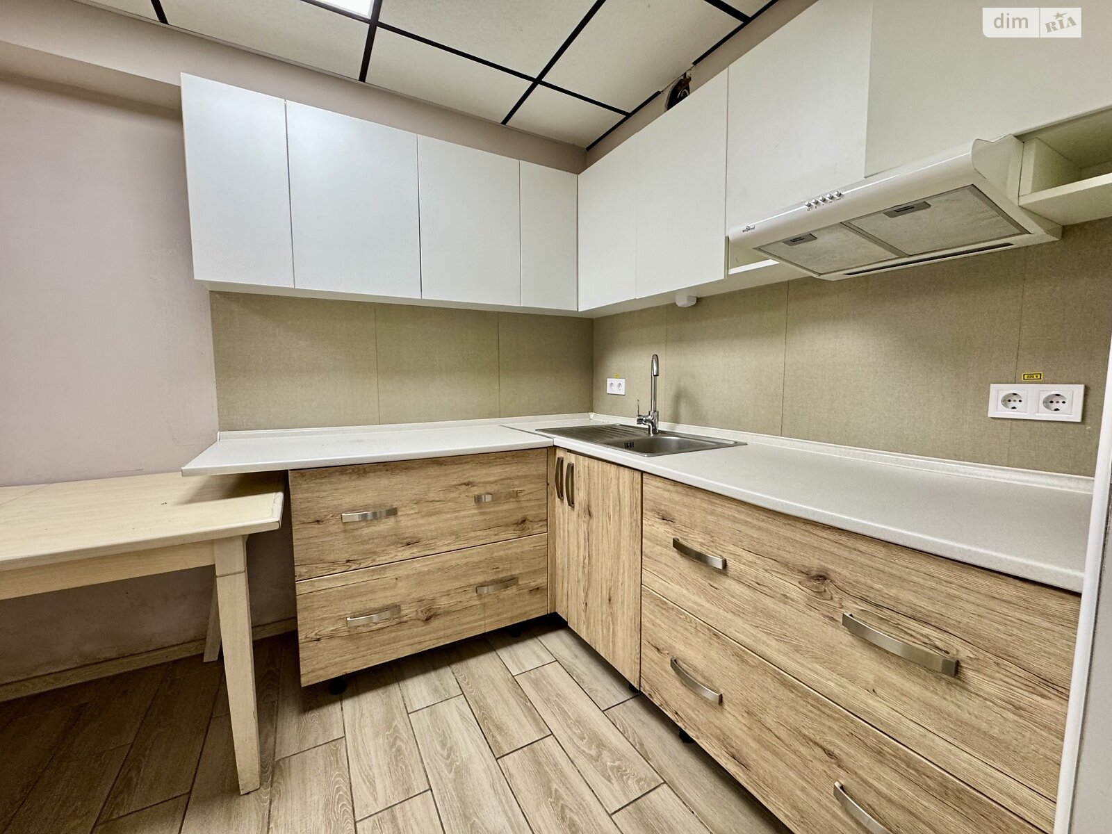 Коммерческое помещение в Днепре, продажа по Моссаковского Владимира улица 30, район Нагорный, цена: 39 000 долларов за объект фото 1 Коммерческое помещение в Днепре, продажа по Моссаковского Владимира улица 30, район Нагорный, цена: 39 000 долларов за объект фото 1