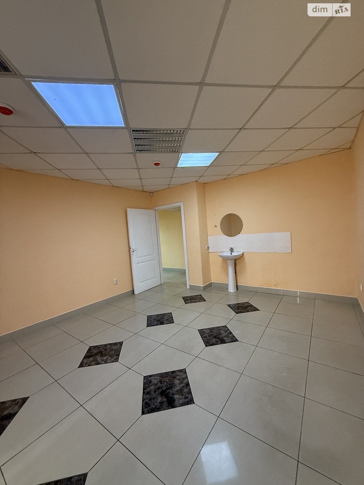 Коммерческое помещение в Хмельницком, продажа по Молодежная улица 2/3А, район Юго-Западный, цена: 83 000 долларов за объект фото 1