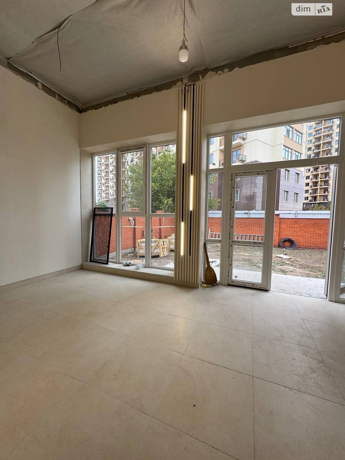 Комерційне приміщення в Лиманці, масив 10, ціна продажу: 1 600 000 доларів за об’єкт фото 1 Комерційне приміщення в Лиманці, масив 10, ціна продажу: 1 600 000 доларів за об’єкт фото 1