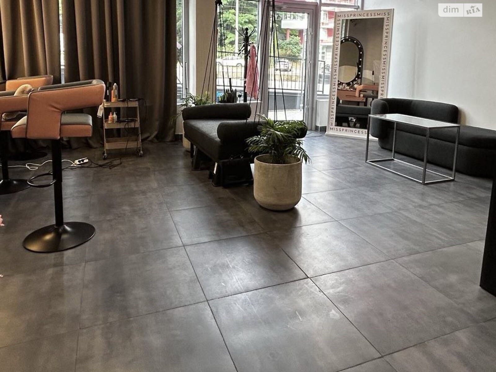 Коммерческое помещение в Львове, продажа по Стуса Василия улица 51-53, район Снопков, цена: 300 000 долларов за объект фото 1 Коммерческое помещение в Львове, продажа по Стуса Василия улица 51-53, район Снопков, цена: 300 000 долларов за объект фото 1