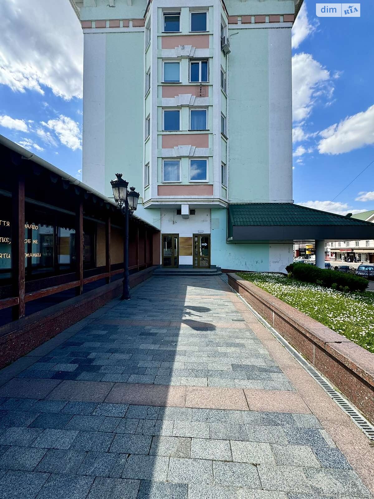 Коммерческое помещение в Ровно, продажа по Соборная улица 65, район Центр, цена: 250 000 долларов за объект фото 1 Коммерческое помещение в Ровно, продажа по Соборная улица 65, район Центр, цена: 250 000 долларов за объект фото 1