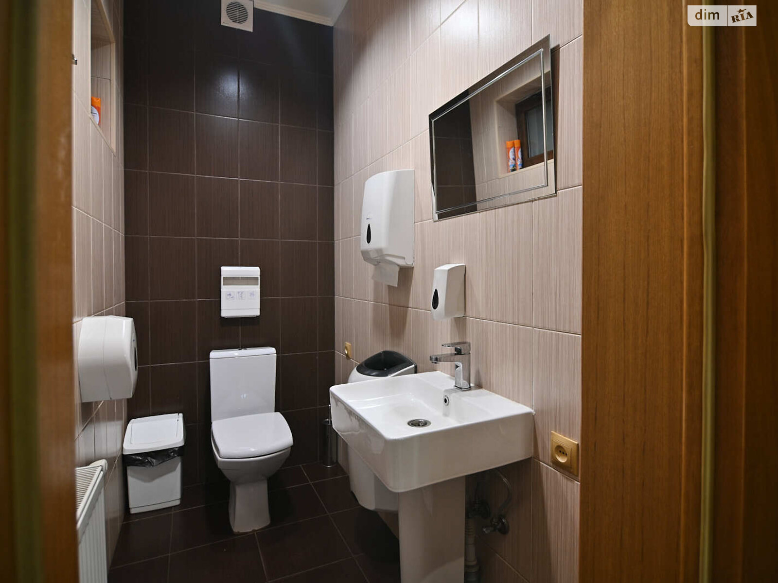 Комерційне приміщення в Сарнах, продаж по Вишнева вулиця 58А, ціна: 350 000 доларів за об’єкт фото 1 Комерційне приміщення в Сарнах, продаж по Вишнева вулиця 58А, ціна: 350 000 доларів за об’єкт фото 1