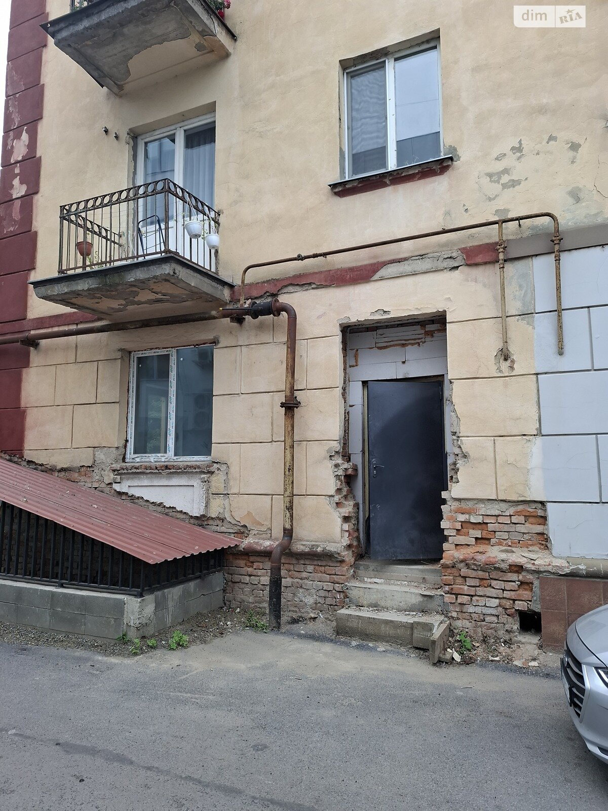 Комерційне приміщення в Ужгороді, продаж по Свободи проспект 18А, район Свепомоц, ціна: 140 000 доларів за об’єкт фото 1 Комерційне приміщення в Ужгороді, продаж по Свободи проспект 18А, район Свепомоц, ціна: 140 000 доларів за об’єкт фото 1