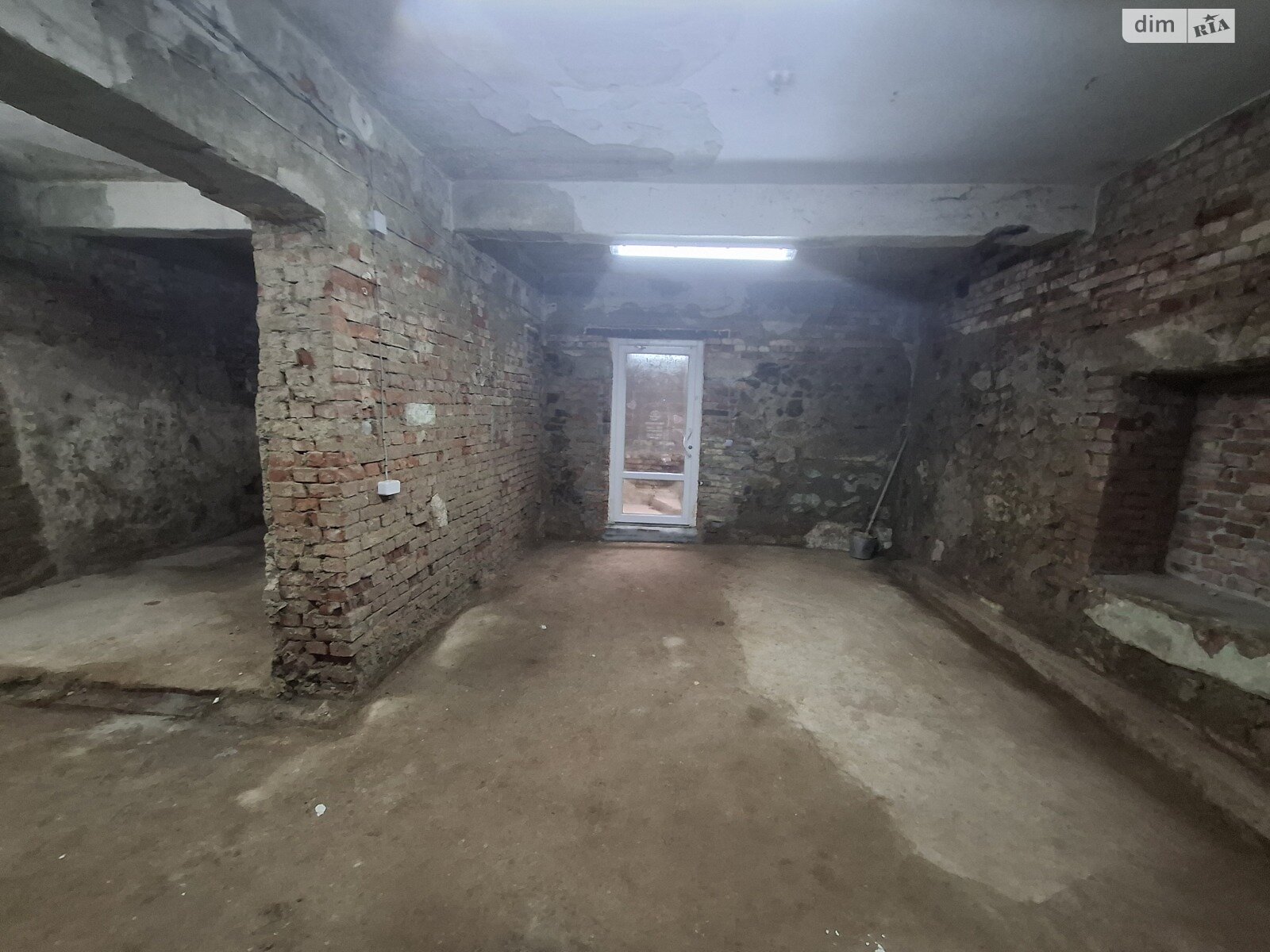 Комерційне приміщення в Ужгороді, продаж по Свободи проспект 18А, район Свепомоц, ціна: 140 000 доларів за об’єкт фото 1 Комерційне приміщення в Ужгороді, продаж по Свободи проспект 18А, район Свепомоц, ціна: 140 000 доларів за об’єкт фото 1