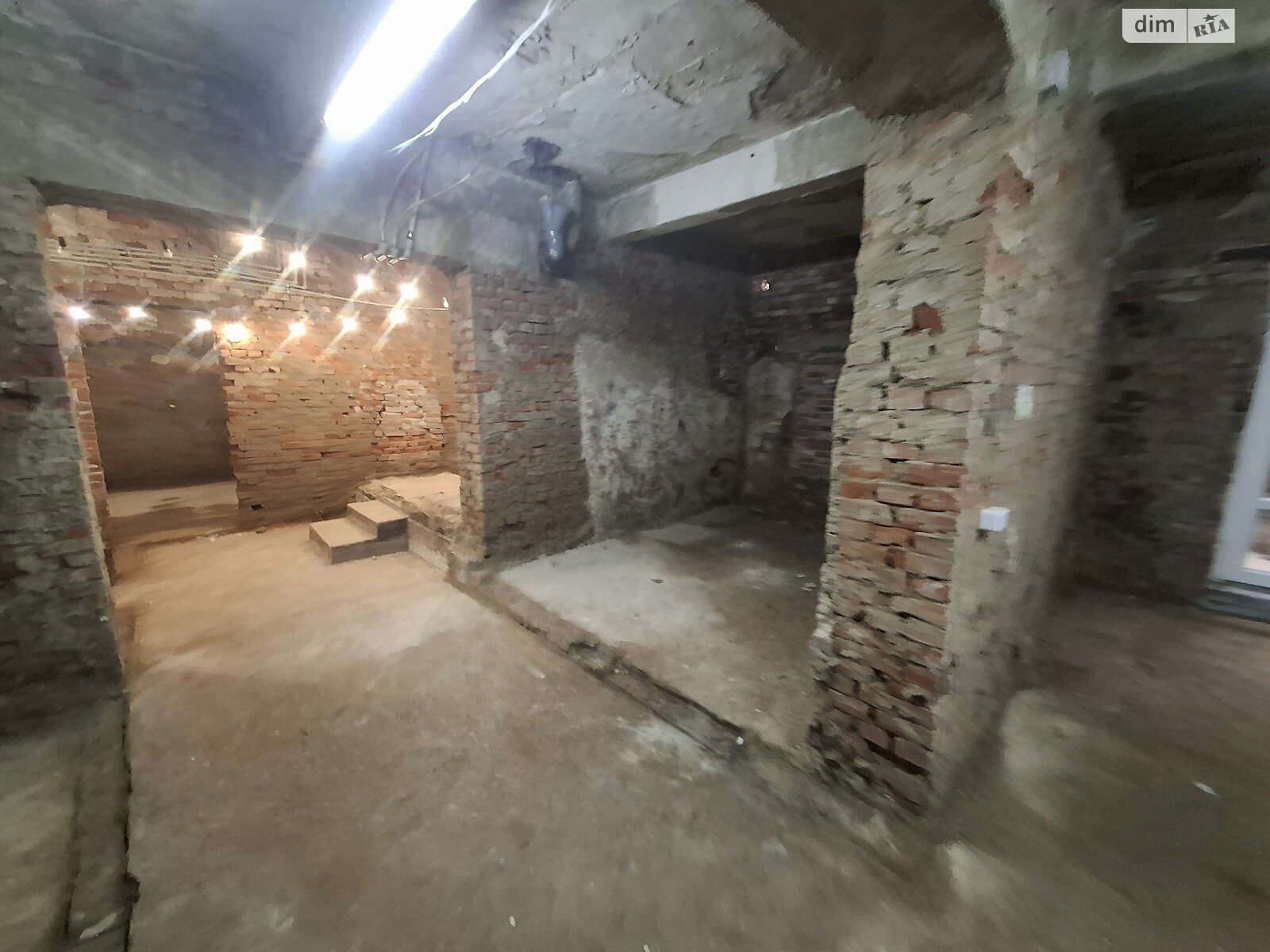 Комерційне приміщення в Ужгороді, продаж по Свободи проспект 18А, район Свепомоц, ціна: 140 000 доларів за об’єкт фото 1 Комерційне приміщення в Ужгороді, продаж по Свободи проспект 18А, район Свепомоц, ціна: 140 000 доларів за об’єкт фото 1