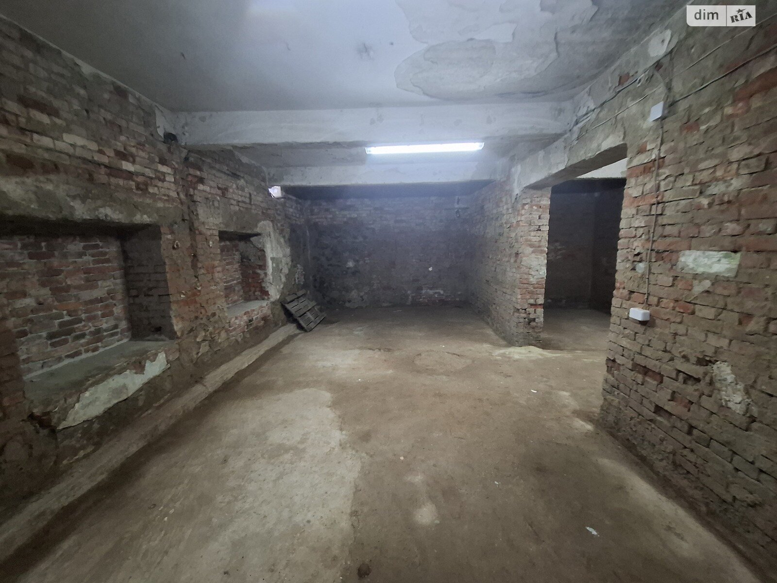 Комерційне приміщення в Ужгороді, продаж по Свободи проспект 18А, район Свепомоц, ціна: 140 000 доларів за об’єкт фото 1 Комерційне приміщення в Ужгороді, продаж по Свободи проспект 18А, район Свепомоц, ціна: 140 000 доларів за об’єкт фото 1