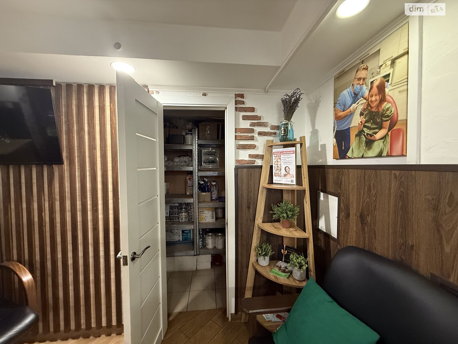 Комерційне приміщення в Ужгороді, продаж по Заньковецької вулиця, район Свепомоц, ціна: 75 000 доларів за об’єкт фото 1 Комерційне приміщення в Ужгороді, продаж по Заньковецької вулиця, район Свепомоц, ціна: 75 000 доларів за об’єкт фото 1