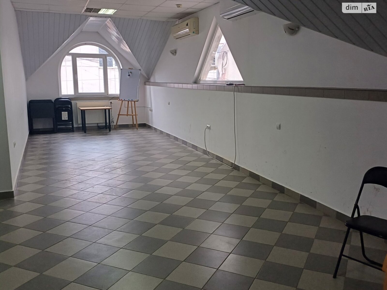 Коммерческое помещение в Ужгороде, продажа по ул. Митрака, район Вербнык, цена: 120 000 долларов за объект фото 1 Коммерческое помещение в Ужгороде, продажа по ул. Митрака, район Вербнык, цена: 120 000 долларов за объект фото 1