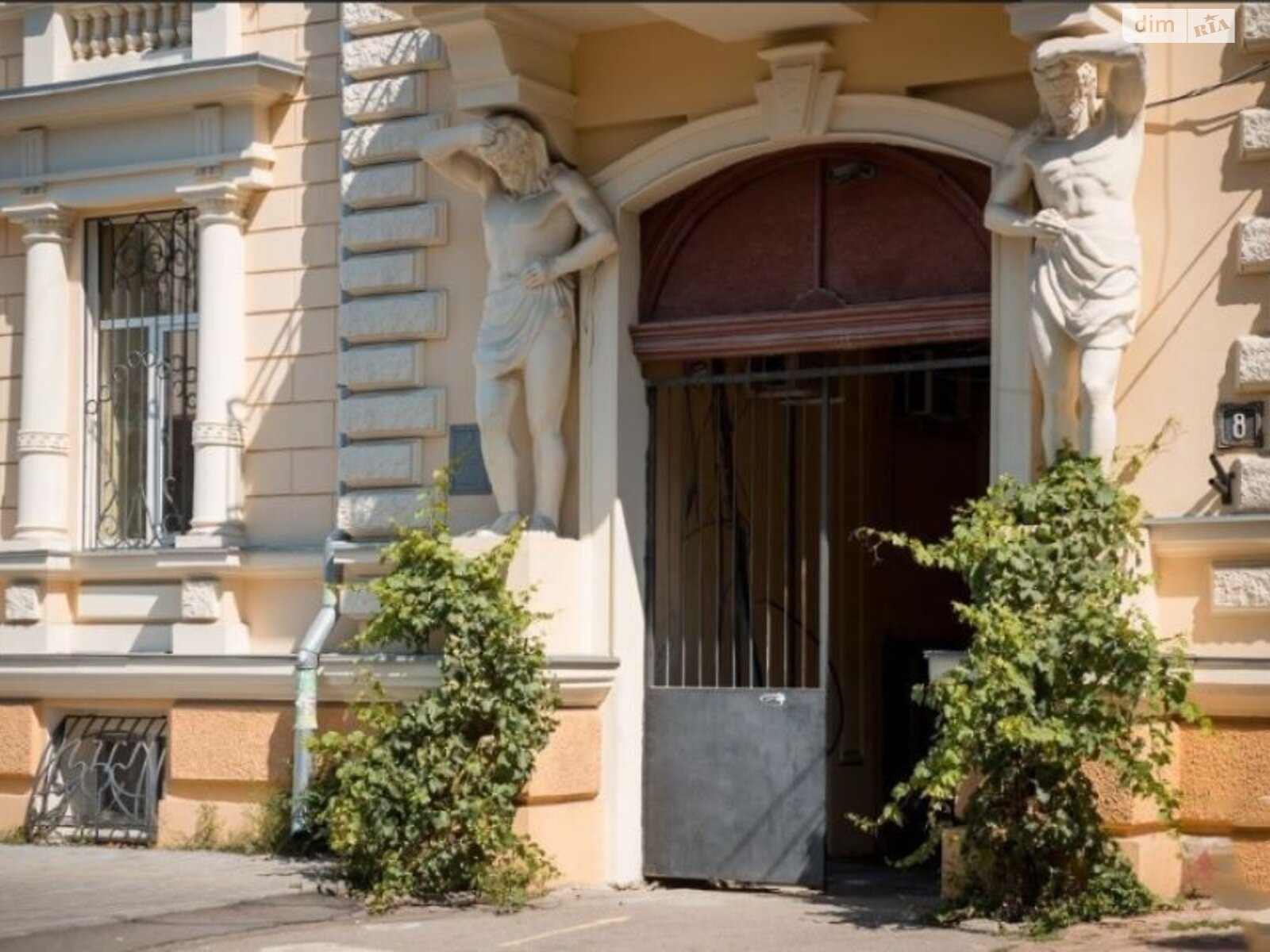 Комната в Одессе, на ул. Нины Строкатой 8 в районе Приморский на продажу фото 1 Комната в Одессе, на ул. Нины Строкатой 8 в районе Приморский на продажу фото 1