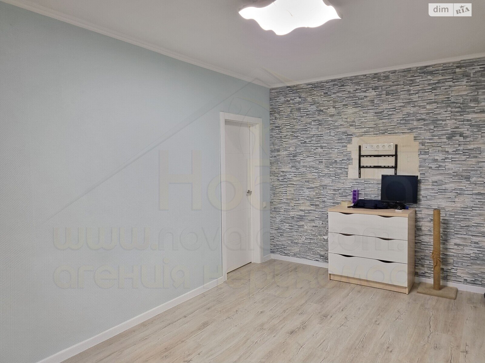 Продаж трикімнатної квартири в Чернігові, на вул. Курсанта Єськова, район Єськов фото 1