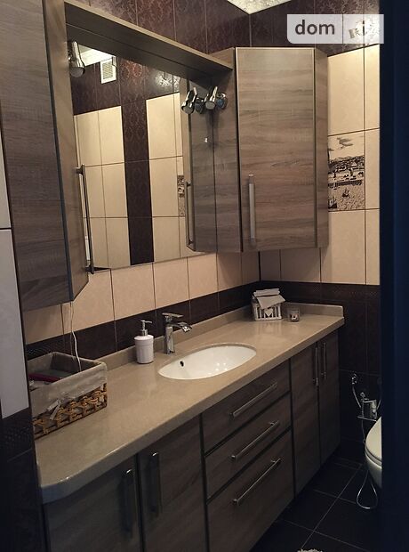 Продаж п`ятикімнатної квартири в Чернівцях на пров. Миру район Аеропорт фото 1 Продаж п`ятикімнатної квартири в Чернівцях на пров. Миру район Аеропорт фото 1
