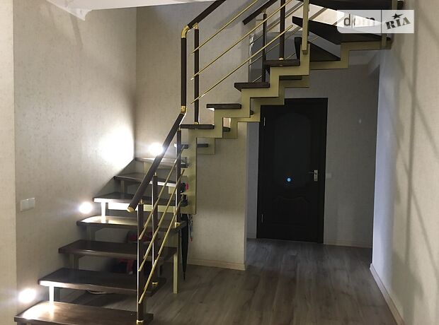 Продаж п`ятикімнатної квартири в Чернівцях на пров. Миру район Аеропорт фото 1 Продаж п`ятикімнатної квартири в Чернівцях на пров. Миру район Аеропорт фото 1