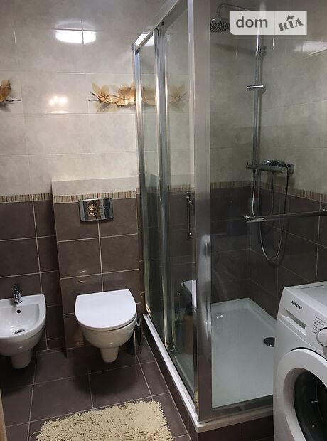 Продаж п`ятикімнатної квартири в Чернівцях на пров. Миру район Аеропорт фото 1 Продаж п`ятикімнатної квартири в Чернівцях на пров. Миру район Аеропорт фото 1