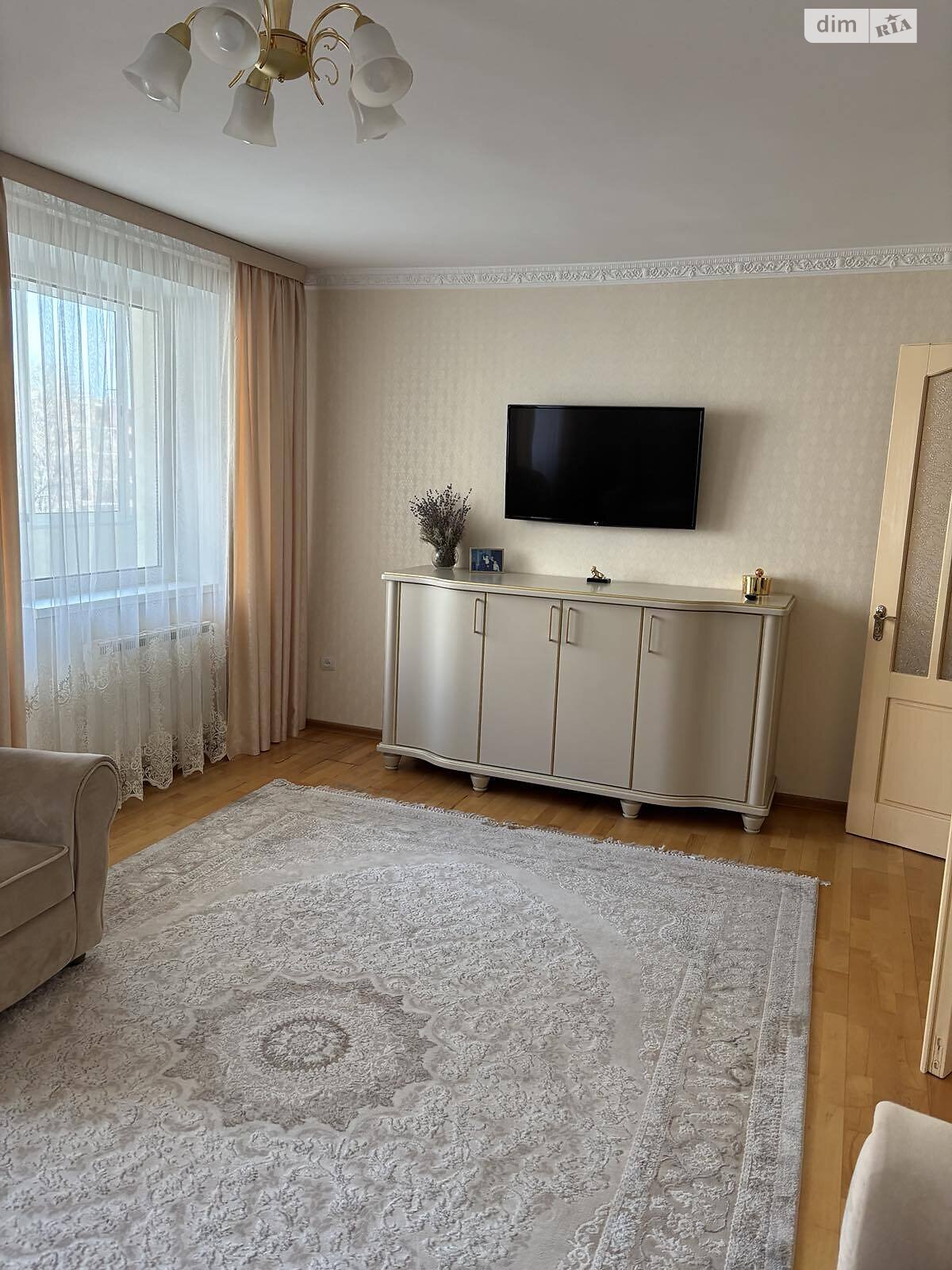 Продажа трехкомнатной квартиры в Черновцах, на ул. Главная, фото 1 Продажа трехкомнатной квартиры в Черновцах, на ул. Главная, фото 1