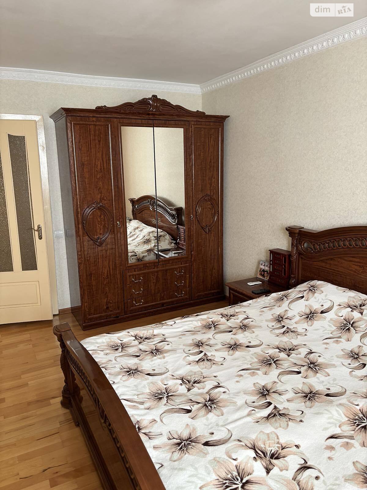 Продажа трехкомнатной квартиры в Черновцах, на ул. Главная, фото 1 Продажа трехкомнатной квартиры в Черновцах, на ул. Главная, фото 1