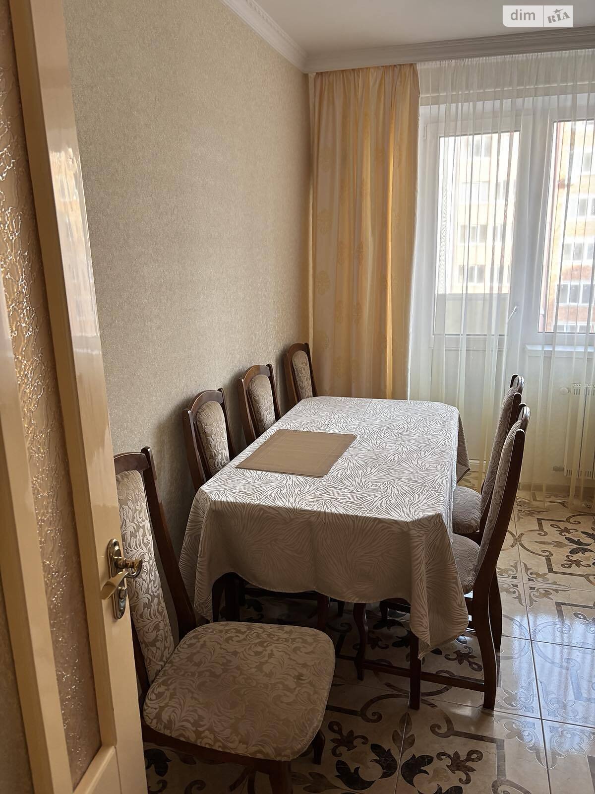 Продажа трехкомнатной квартиры в Черновцах, на ул. Главная, фото 1 Продажа трехкомнатной квартиры в Черновцах, на ул. Главная, фото 1