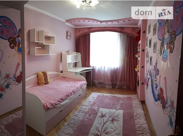 Продажа трехкомнатной квартиры в Черновцах, на ул. Героев Майдана, район Комарова-Красноармейская фото 1
