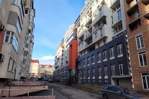 Продаж трикімнатної квартири в Чернівцях, на вул. Руська 229Б, район Першотравневий фото 2