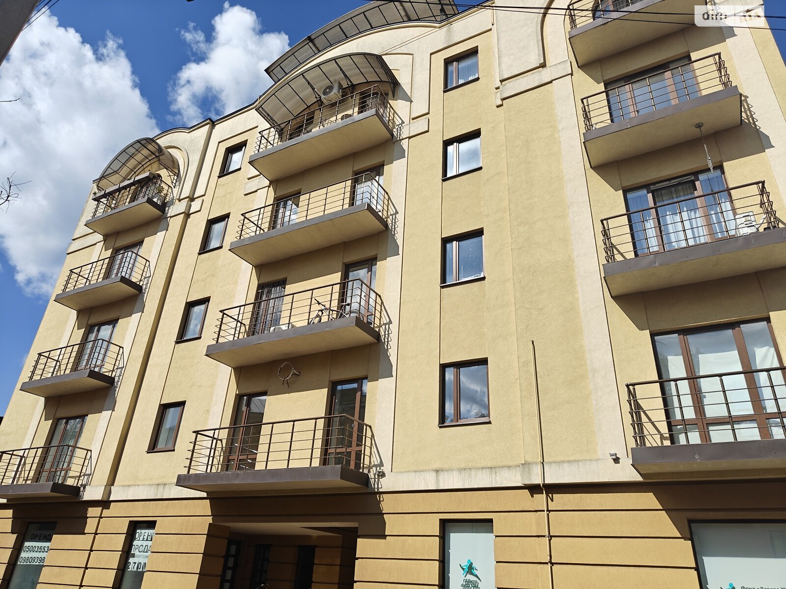Продаж трикімнатної квартири в Чернівцях, на вул. Конституційна 42, район Шевченківський фото 1 Продаж трикімнатної квартири в Чернівцях, на вул. Конституційна 42, район Шевченківський фото 1