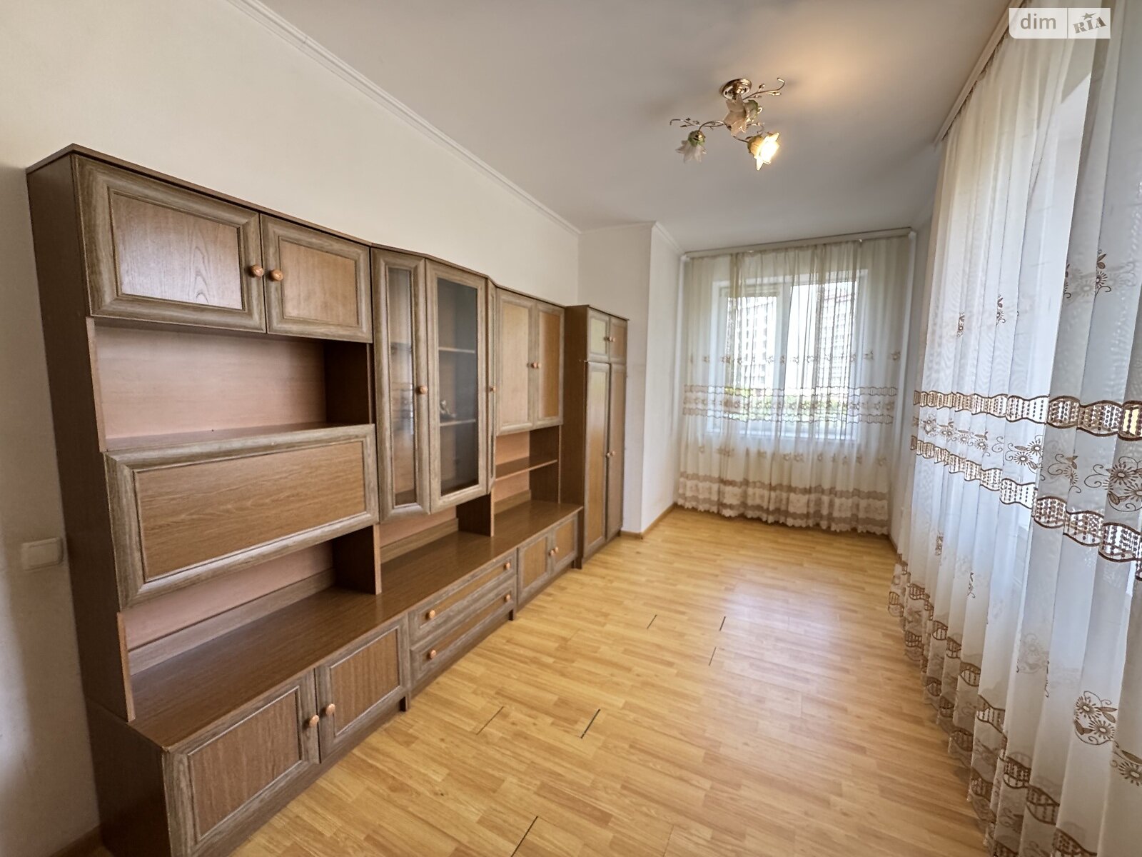 Продаж трикімнатної квартири в Чернівцях, на вул. Шухевича Романа, район Шевченківський фото 1
