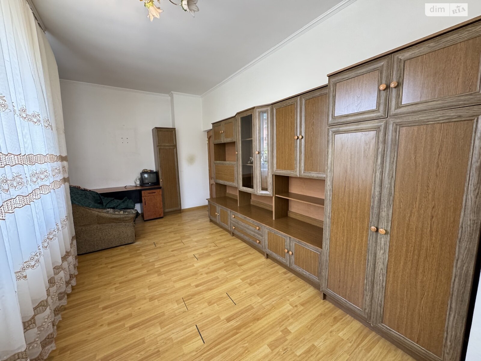 Продаж трикімнатної квартири в Чернівцях, на вул. Шухевича Романа, район Шевченківський фото 1